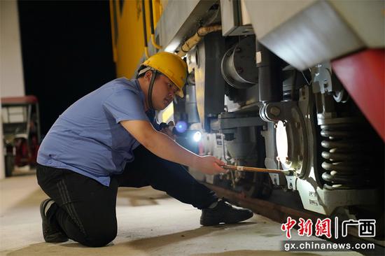 柳州供電段利用 滾動天窗 確保雙節(jié)鐵路安全